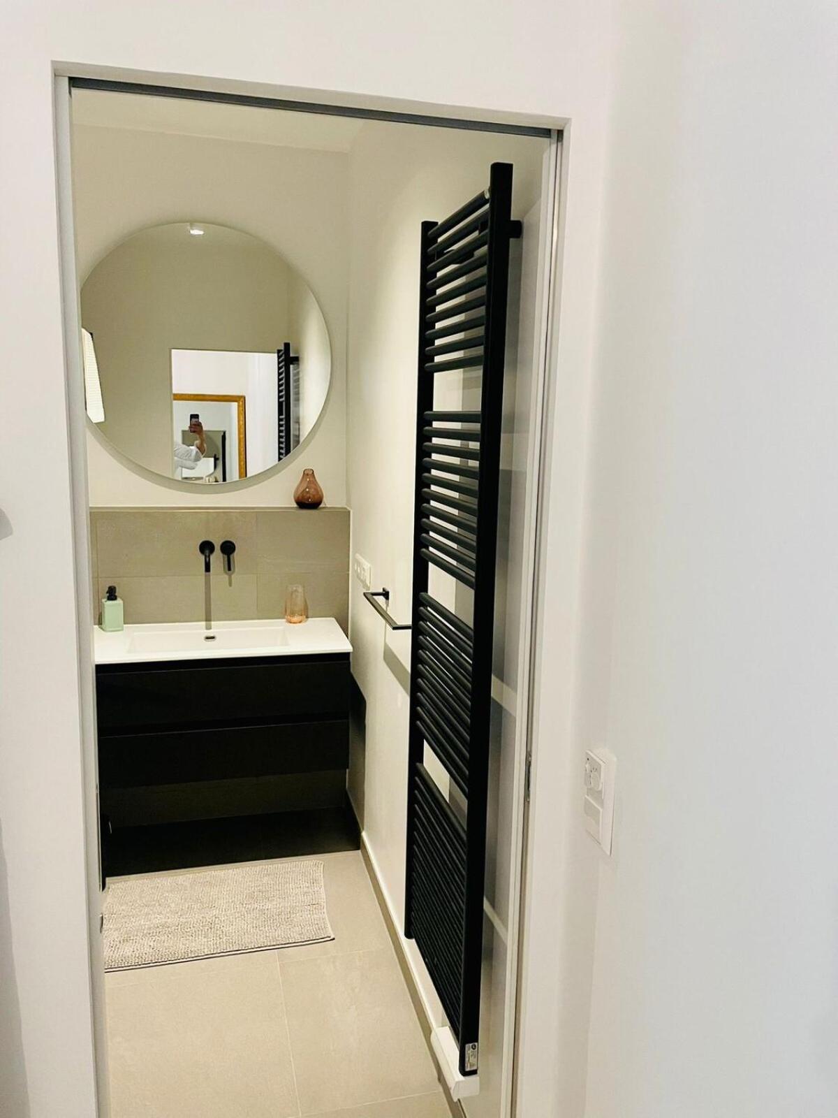 Appartement Comfortable 1 Bedroom W Terrace & Parking-chiny1 *