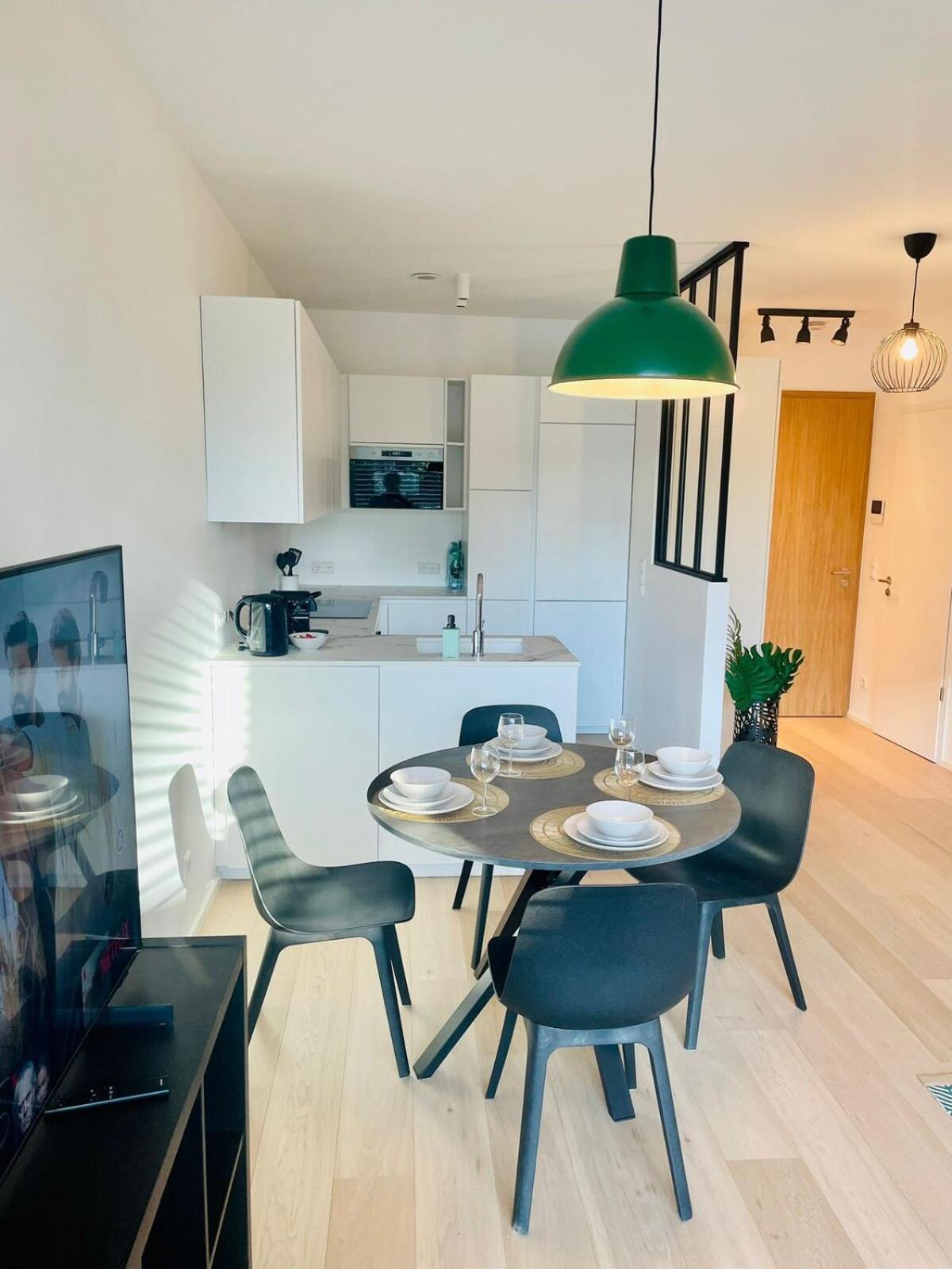 Comfortable 1 Bedroom W Terrace & Parking-chiny1